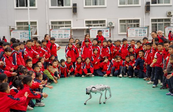 2025年10月22日，贵州省黔东南苗族侗族自治州从江县城关第四小学的学生和机器狗互动。 (1).jpg