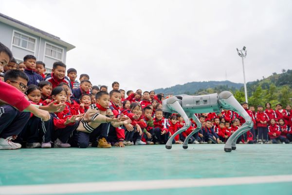 2025年10月22日，贵州省黔东南苗族侗族自治州从江县城关第四小学的学生在观看机器狗表演。 (2).jpg