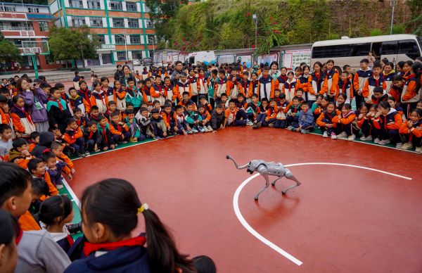 10261761490774705966.jpg 2025年10月23日,在贵州省黔东南苗族侗族自治州从江县城关第三小学,学生在观看机器狗表演,近距离感受科技魅力。 (2).jpg