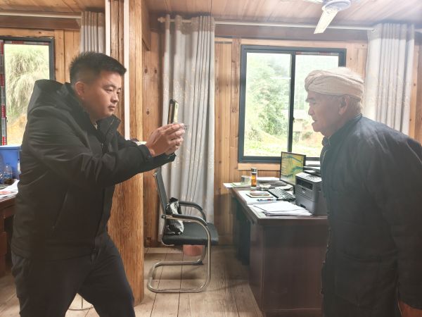 图为  丙妹镇工作员在村级服务站开展确认现场（梁坤  摄）.jpg