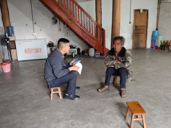 图为 加榜乡工作员上门确认时向退役军人宣传相关政策现场（吴松雪 摄）.jpg