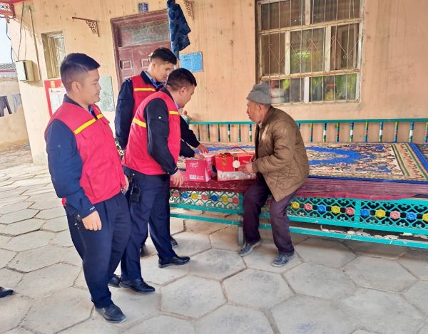 沙雅县公安局塔里木乡派出所开展党团活动，组成志愿团队关心老人身体健康和生活情况，为老人送上生活用品.jpg