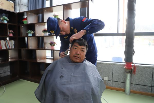 “理发员”手法娴熟地为老人修剪头发，让他们焕发新颜。.jpg