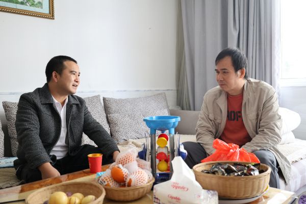 图为  与退休干部座谈现场（徐超  摄）.jpg