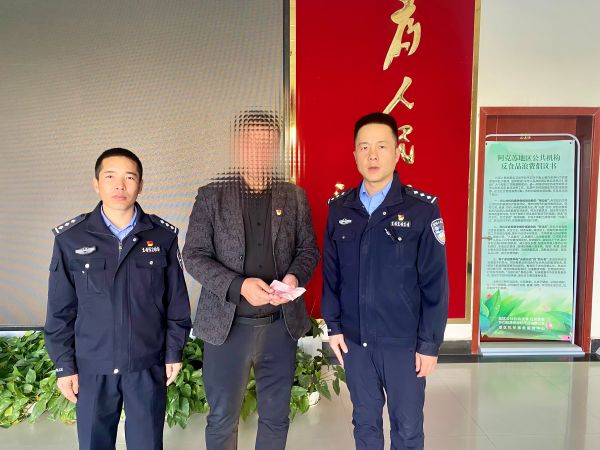 群众手持钱款，再次表达谢意，两位民警与之合影留念。这一画面定格了警民之间深厚的情谊，见证了警察守护群众、为民解忧的担当.jpg