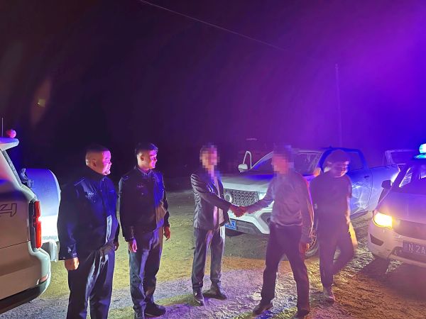 10311761908061685187.jpg 民警救援成功后,群众非常激动对民警表示感谢.jpg