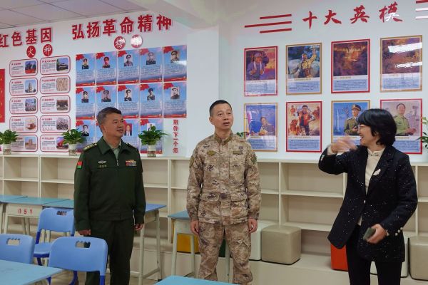 图为 县人武部领导查看援建国防教育学习园地现场（潘文军 摄）.jpg