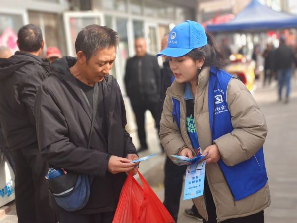 10311761911002681665.jpg 在“巴扎”发放宣传册.jpg