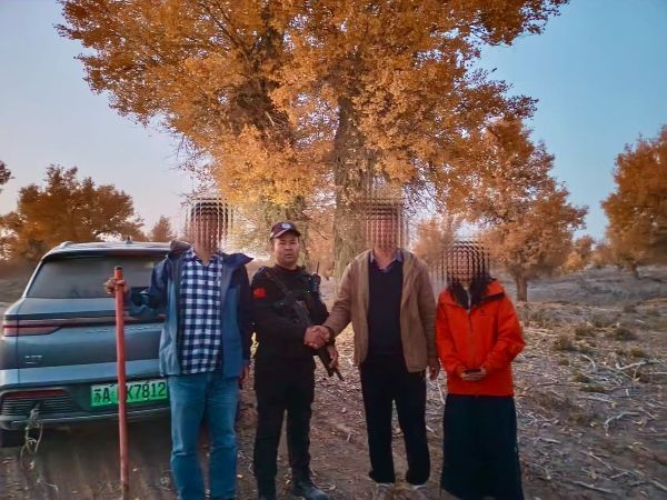 救援成功后，民警与游客在车辆旁合影。背景是金秋胡杨林，几人面带微笑，体现救援后的安心与感激。.jpg