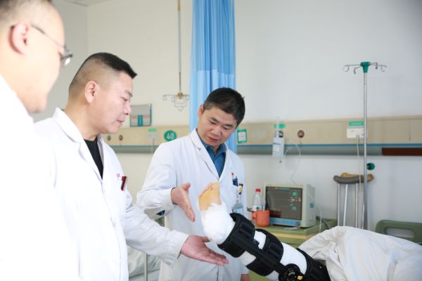 王良勇主任带领医生为患者查体 黄叶叶 摄.JPG