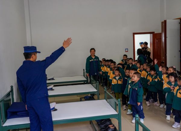 2025年11月5日，在贵州省从江县消防救援大队，来自从江县大地幼儿园的小朋友们正在学习消防知识。 (3).jpg