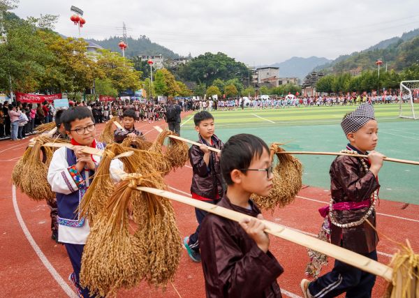 2025年11月6日，学生在贵州省黔东南苗族侗族自治州从江县城关第四小学的足球联赛开幕式上展示传统农具。 (2).jpg