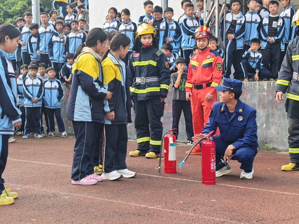 消防队成员讲解干粉灭火器使用方法.jpg
