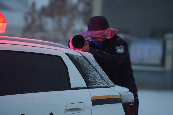 雪覆车尘，镜头凝霜——寒冬里黄雯璐踏雪跟拍，任凭寒气裹身，也要把民警在雪地中履职的身影，刻成藏蓝警服里的暖光。.jpg