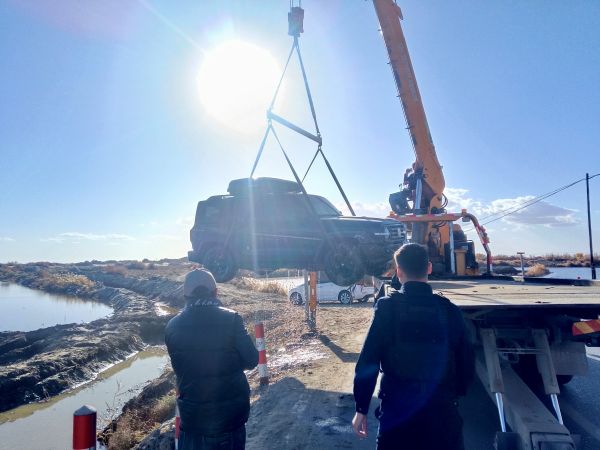 11101762774017113329.jpg 经过近一小时的协作,被困车辆被吊车平稳吊起,即将转移至平板车上,这场紧急救援也迎来了顺利收尾。.jpg