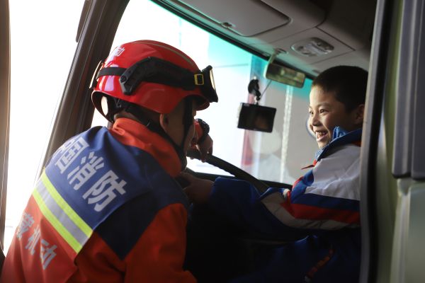 “小司机”坐上消防驾驶座，在消防员帮助下零距离过把消防瘾。.JPG