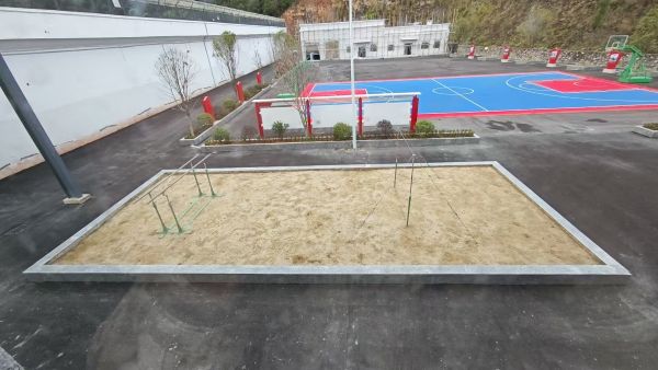 图为 新建的单双杠沙地训练场（吴延江 摄）.jpg