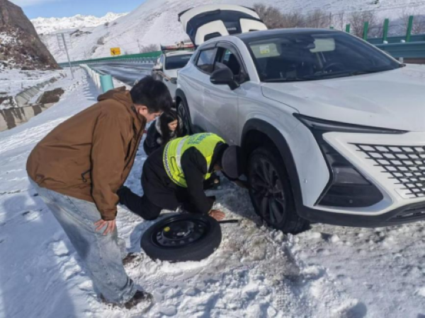 11131763033344647928.png 图一:执法人员查看车辆轮胎情况.png