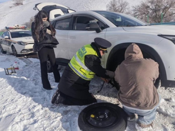 11131763033361456372.png 图二:执法人员为群众热心更换轮胎.png