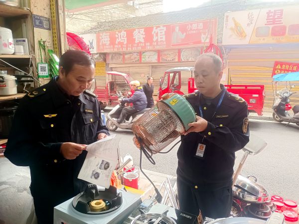 11141763120633593769.jpg 2025年11月10日,贵州省从江县市场监督管理局执法人员在县城区开展电器产品专项检查.jpg