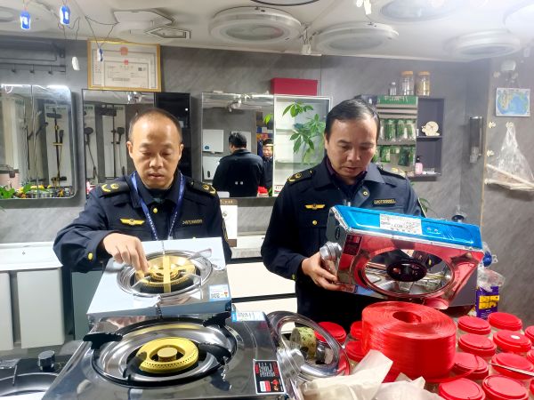 11141763120638611956.jpg 2025年11月10日,贵州省从江县市场监督管理局执法人员在县城区内开展燃气器具专项检查.jpg
