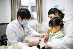 娃突然烧到 39℃+！今年甲流来得猛还反复，这些特点要警惕