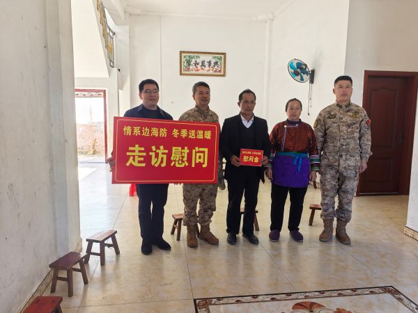 图为  慰问合影现场（潘文军  摄）.jpg