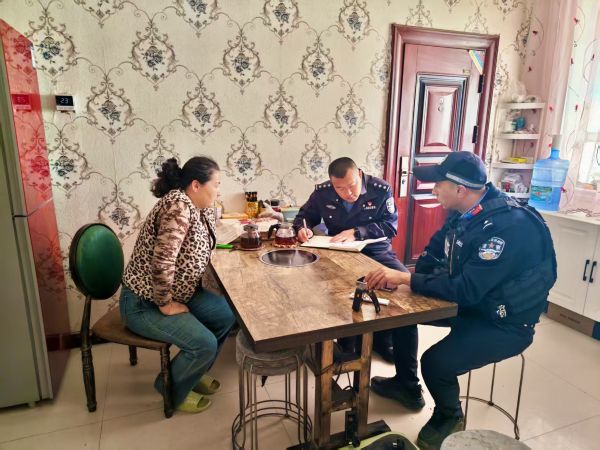 11201763632977952939.jpg 盖孜库木派出所副所长李金龙与同事正深入包联村群众家中记录群众的家庭情况、生产生活难题,结合最新帮扶政策,讲解医保社保缴纳、防返贫监测等知识,切实把帮扶工作落到实。.jpg