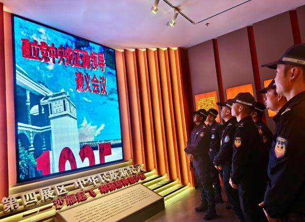 特警队员们面向展区内的主题展示屏，认真观看红色历史影像资料，从先辈们的峥嵘岁月里汲取“特别能战斗”的特警力量.jpg