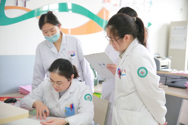 图为：第一师医院妇科 医生开展病例讨论 黄叶叶 摄.JPG