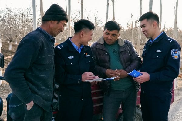 农畔“连心”，民警与农户围站在一处，低头共看宣传材料，轻声交流里，是警民连心的暖意.JPG