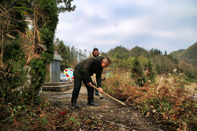 11261764155541353077.png 黄平县浪洞镇党员干部在给红军烈士清扫家园(廖尚刚 摄).png