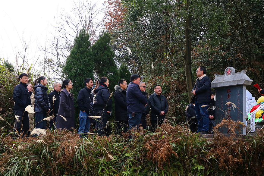 11261764155621346933.png 黄平县委党史研究室主任刘治平(右一)给机关党员干部讲述大顶山英烈事迹(廖尚刚 摄).png