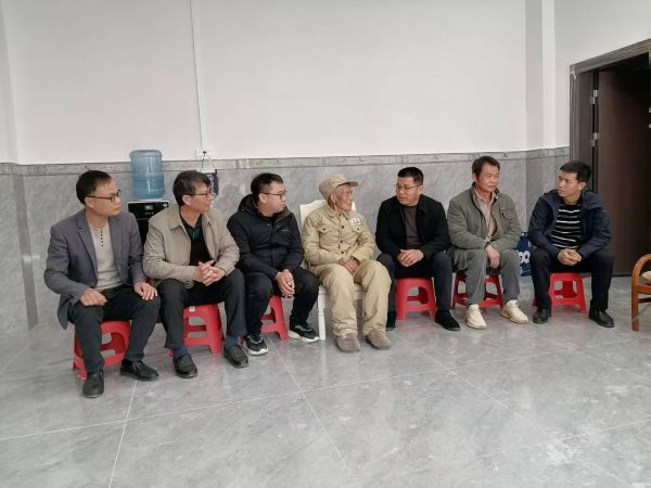 图为  慰问组在斗里镇聆听吴兴华老兵讲述战斗故事现场（陈大宇  摄）.jpg