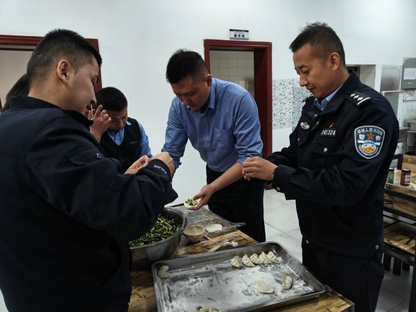 操作间旁，民警与工作人员默契配合，有的捏褶，有的备馅。金属托盘上的饺子渐成排，他们以饺为媒，在协作中传递着警营的温暖与担当。.jpg