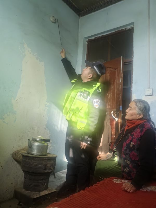 沙雅县公安局托依堡派出所民警深入独居老人家中，细致检查屋内一氧化碳报警器及取暖设施，排查安装规范度与设备状态，询问通风情况，以专业排查为老人冬季安全筑牢第一道防线。.jpg