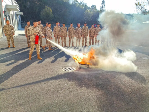 图为 灭火演练操作现场（杨正洋 摄）.png