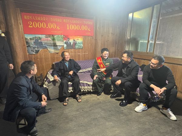 图为 县退役军人事务局和乡镇工作人员与其座谈交流现场（陈大宇 摄）.jpg