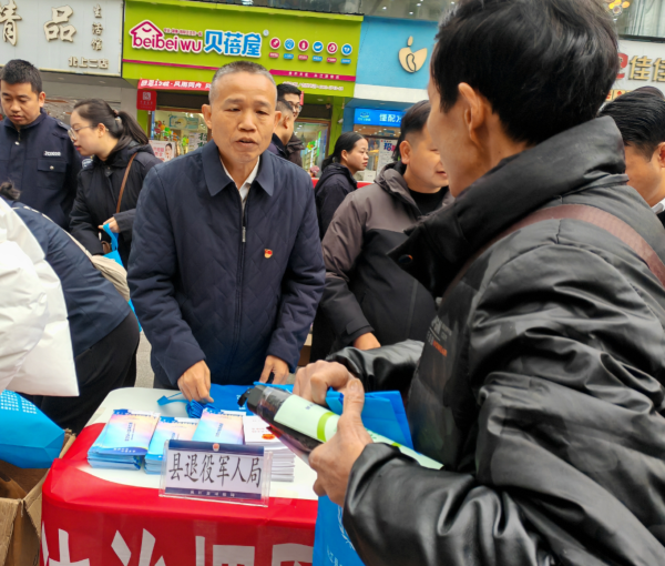 图为   政策解答现场（卢月圆  摄）.png