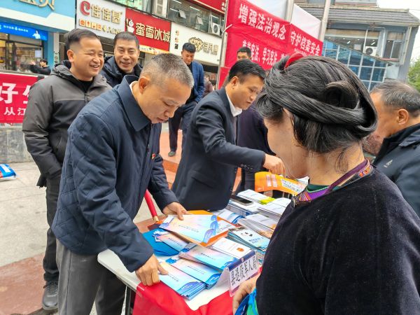 图为 向过往群众发放宣传资料现场（卢月圆 摄）.jpg