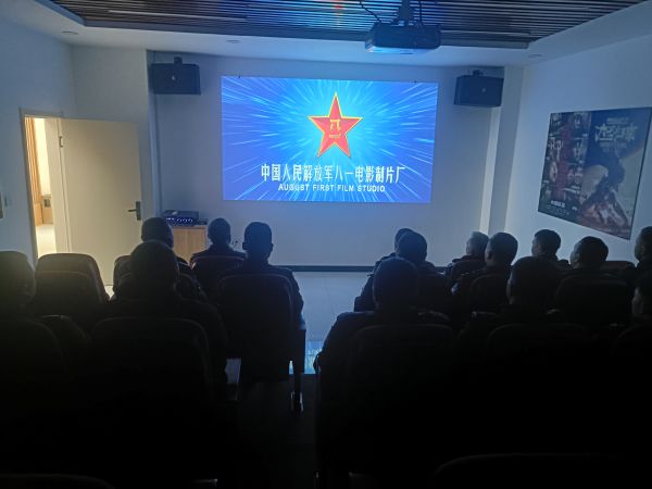 12081765189668153607.jpg 沙雅镇派出所党团员民警、辅警正集中观看红色电影。黄雯璐摄.jpg