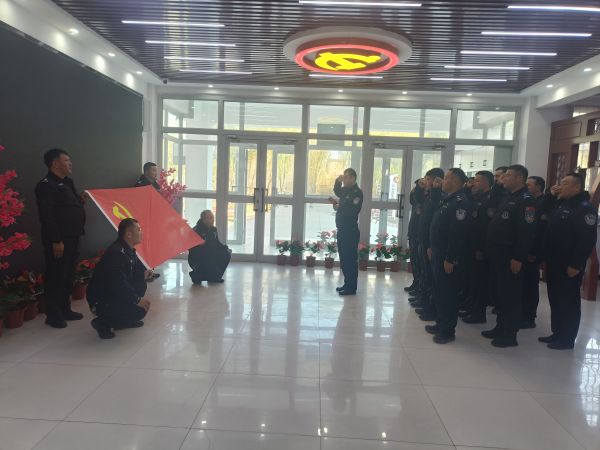 12081765189673167195.jpg 沙雅镇派出所的党员民警们面向鲜红的党旗,庄严敬礼、重温入党誓词。黄雯璐摄.jpg