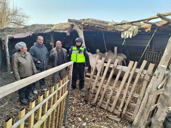 民警在羊圈旁与群众确认找回的羊只情况，群众为民警点赞。 黄雯璐摄.jpg