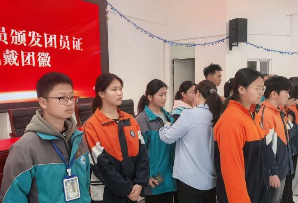 校领导给新团员佩戴团徽.jpg
