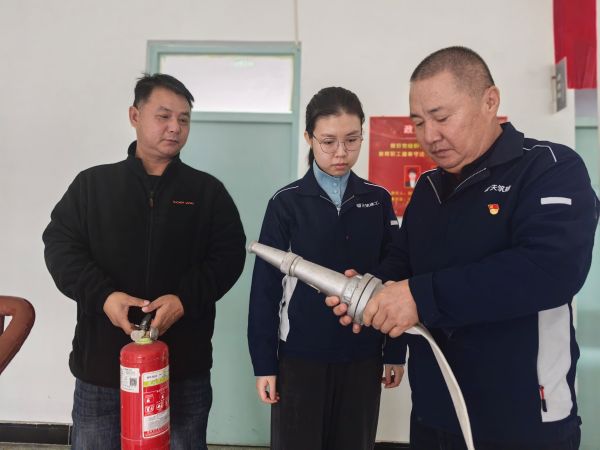 天筑集团重力公司“以练为战”开展全员消防应急演练.jpg