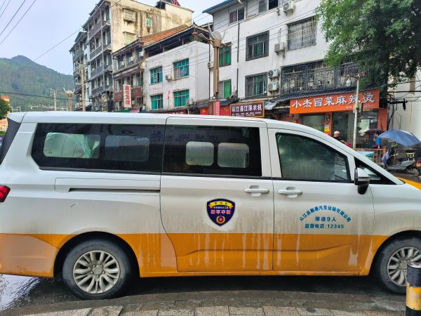 图为 农村客运“拥军车辆”（鲁畅 摄）.jpg