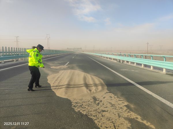 库车执法大队执法人员对积沙路段进行隐患告知登记并督促公路养护所后续清理(1) (1).jpg