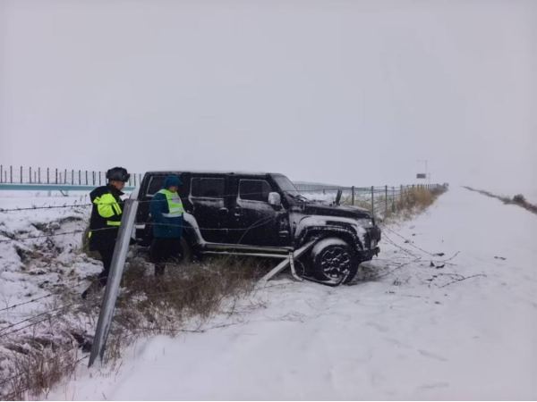 12121765542884777797.png 图二:执法人员对被困车辆进行援助.png