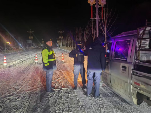 12121765542889657017.png 图四:执法人员和交警对夜间去重点路段车辆进行劝返.png