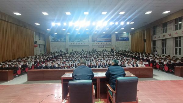 沙雅县职业技术学校礼堂内，师生认真聆听法治授课，现场秩序井然。黄雯璐摄.jpg